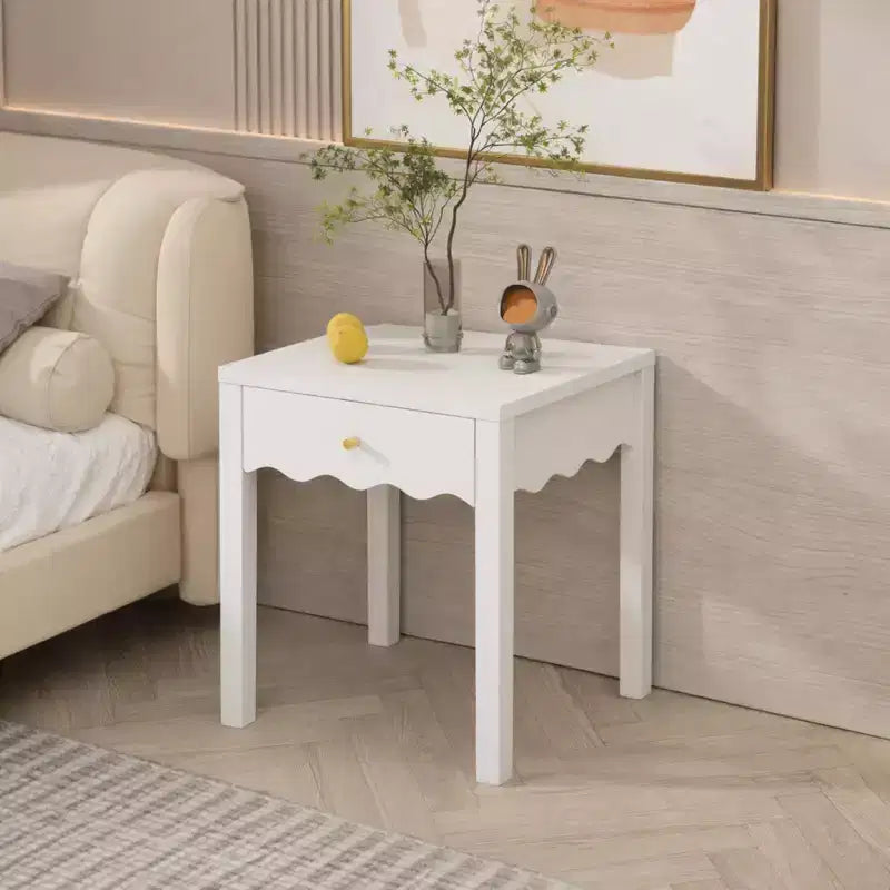 Comodino Bianco con Cassetto Ondulato e Grembiule – 15.7"L x 15.7"P x 16.69"A, MDF, 1 Cassetto