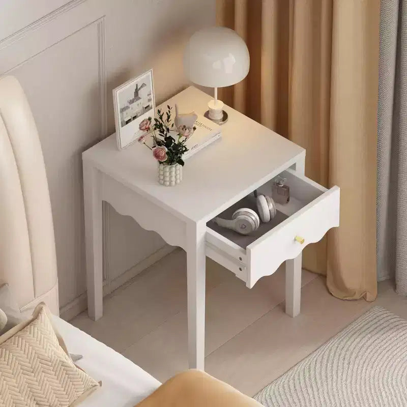 Comodino Bianco con Cassetto Ondulato e Grembiule – 15.7"L x 15.7"P x 16.69"A, MDF, 1 Cassetto