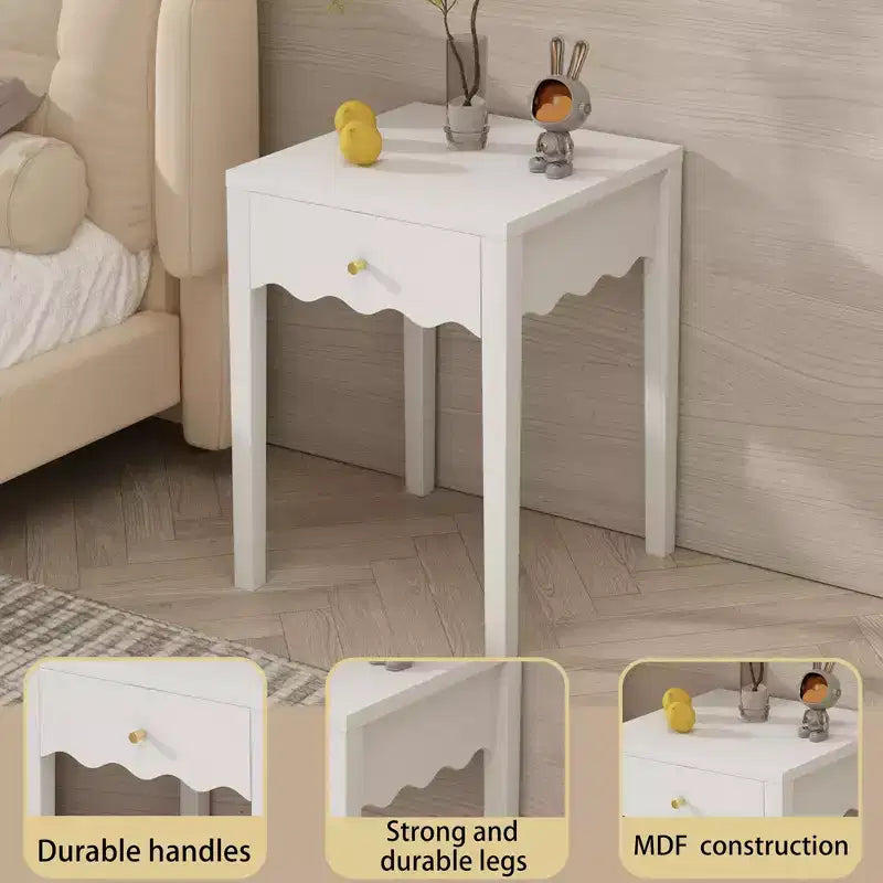 Comodino Bianco con Cassetto Ondulato e Grembiule – 15.7"L x 15.7"P x 16.69"A, MDF, 1 Cassetto