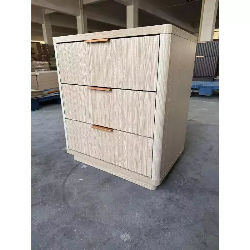 Comodino in Legno Chiaro con 3 Cassetti e Stazione di Ricarica – 58 cm P x 40 cm L x 61 cm H, 27 kg