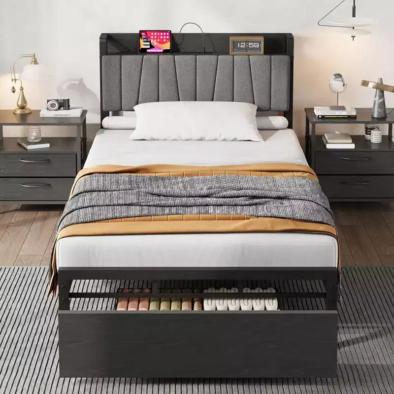 Letto a Piattaforma Matrimoniale (Piazza e Mezza) con Testiera Contenitore, Luci LED e Stazione di Ricarica – Stile Industriale Nero, Ampio Cassetto, Non Richiede Rete a Molle