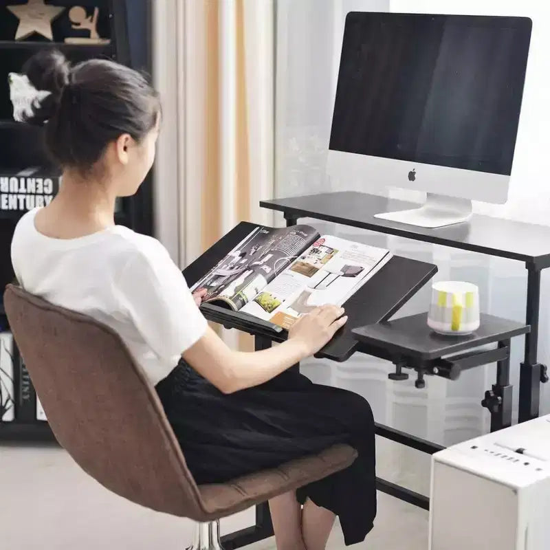 Scrivania regolabile in altezza con ruote – Tavolo mobile per laptop con funzione sit-stand e piano inclinabile, struttura in legno e metallo
